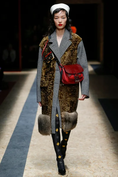 Look 16